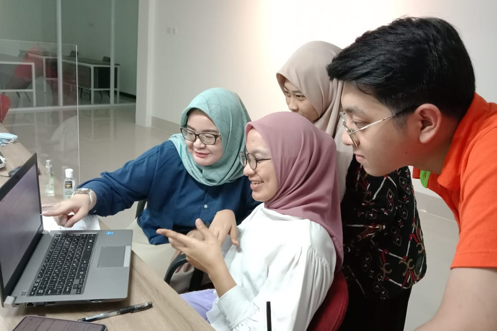 Tim konsultan INKUhub berdiskusi bersama klien di Surabaya